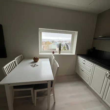 Апартаменты New Modern In With 2 Bedrooms