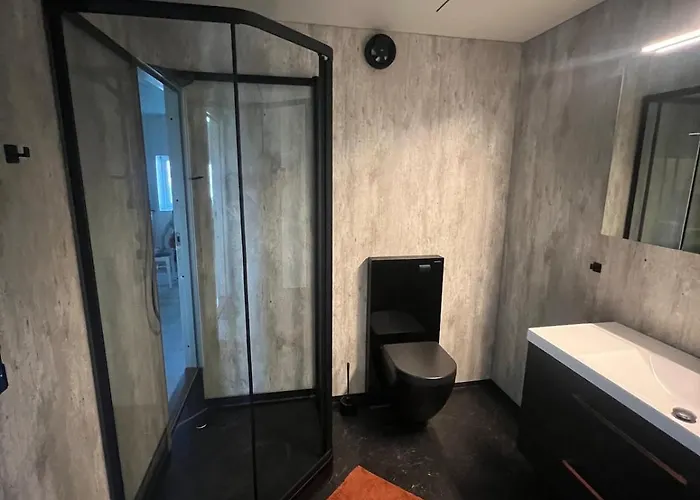 New Modern In With 2 Bedrooms *